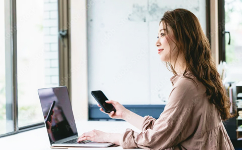 オンライン講座で学ぶ女性