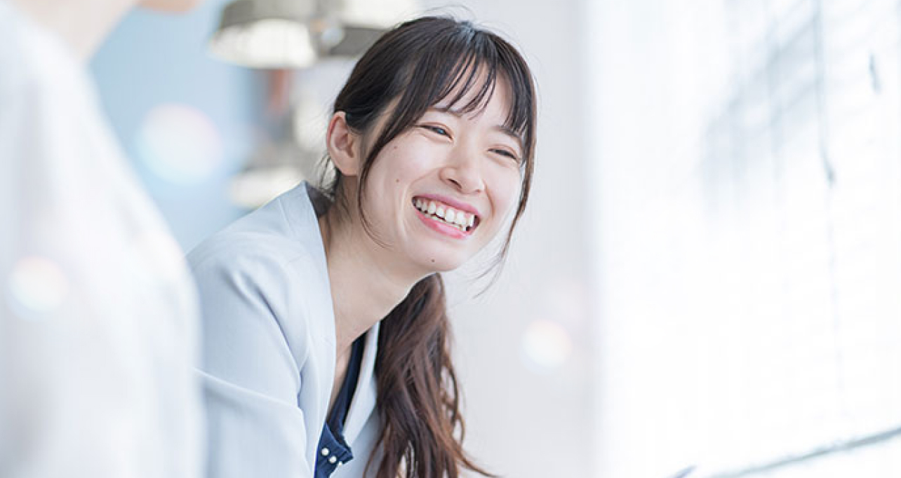 会話を楽しむ女性