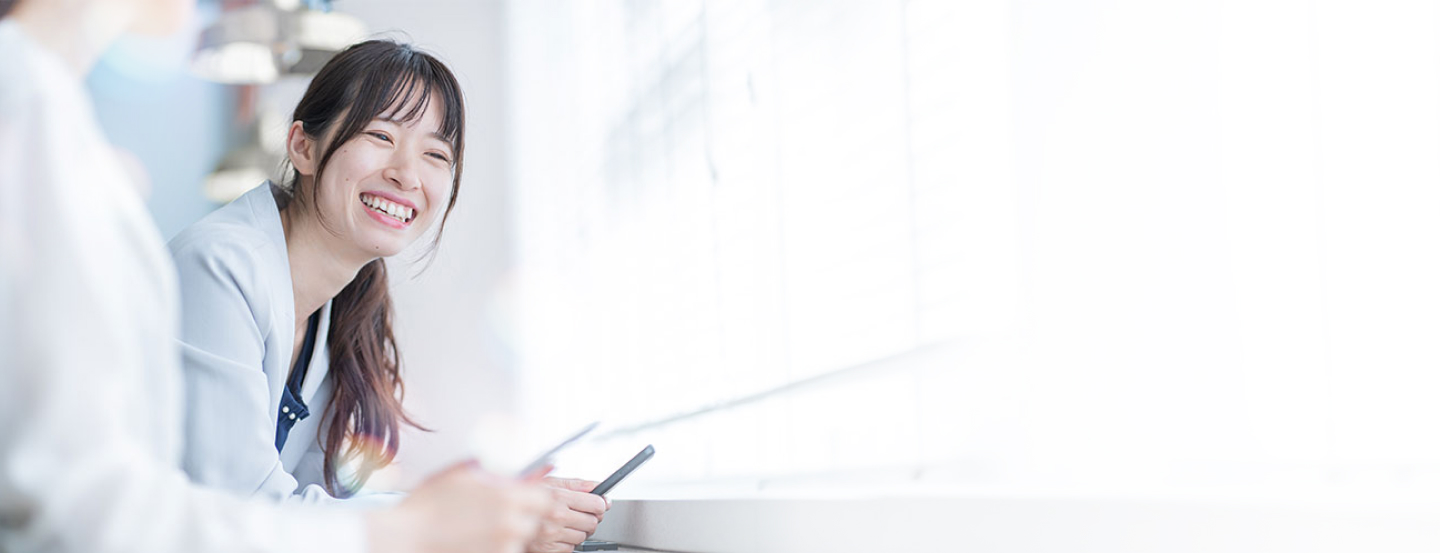 会話を楽しむ女性